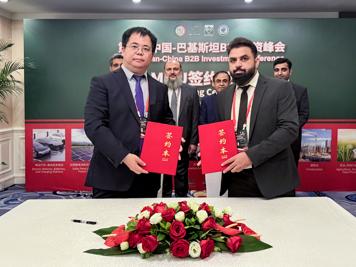 海杰亞“康博刀”首入巴基斯坦并完成裝機，巴總理見證“一帶一路”醫(yī)療合作成果
